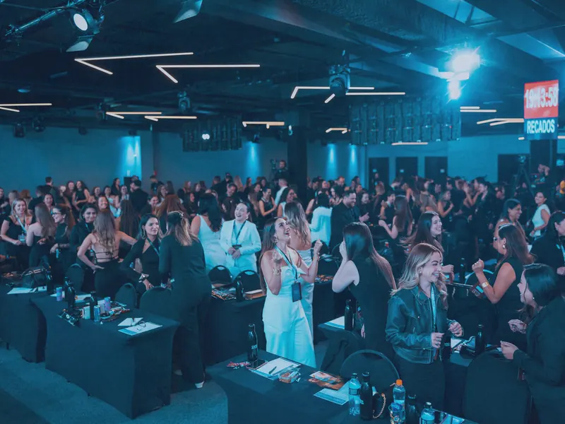 Plateia aplaudindo em evento do CODNA Performance Instituto