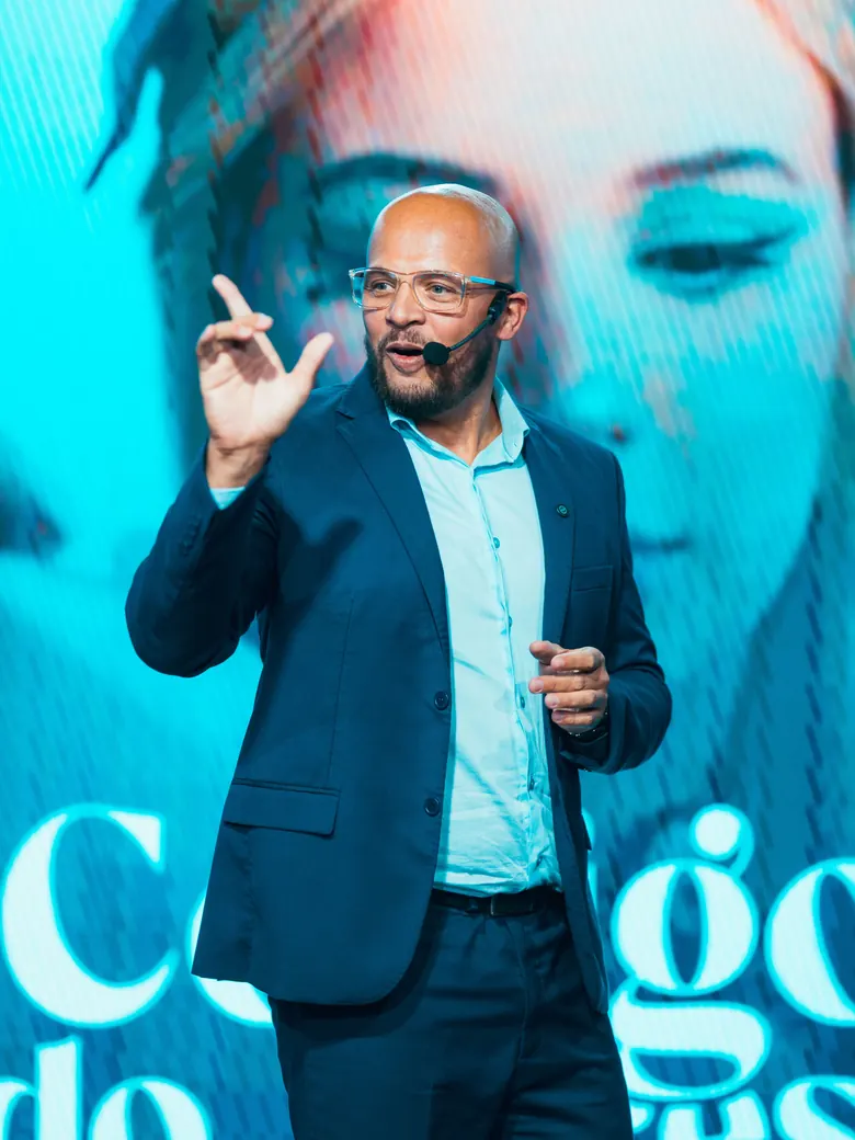 Adriano Santiago palestrando em evento do CODNA Performance Instituto